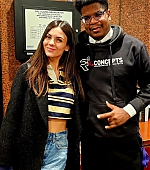 Victoria-Justice-With-a_-fan-.jpg