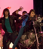 Victorious_1x01_MakeItShineRehearsals_VJBR_281729.jpg