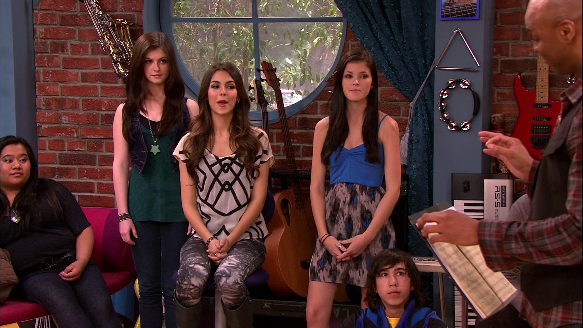 Victorious_S02E01_BegginOnYourKnees_VJBR_0015.jpg