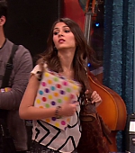 Victorious_S02E01_BegginOnYourKnees_VJBR_0229.jpg