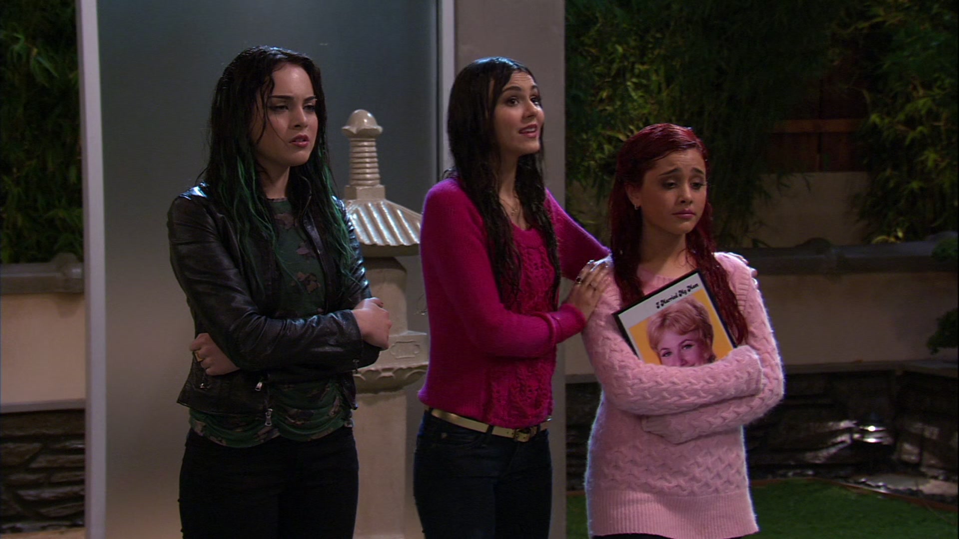 Victorious_S03E05_CarRain_Fire_VJBR_2755.jpg