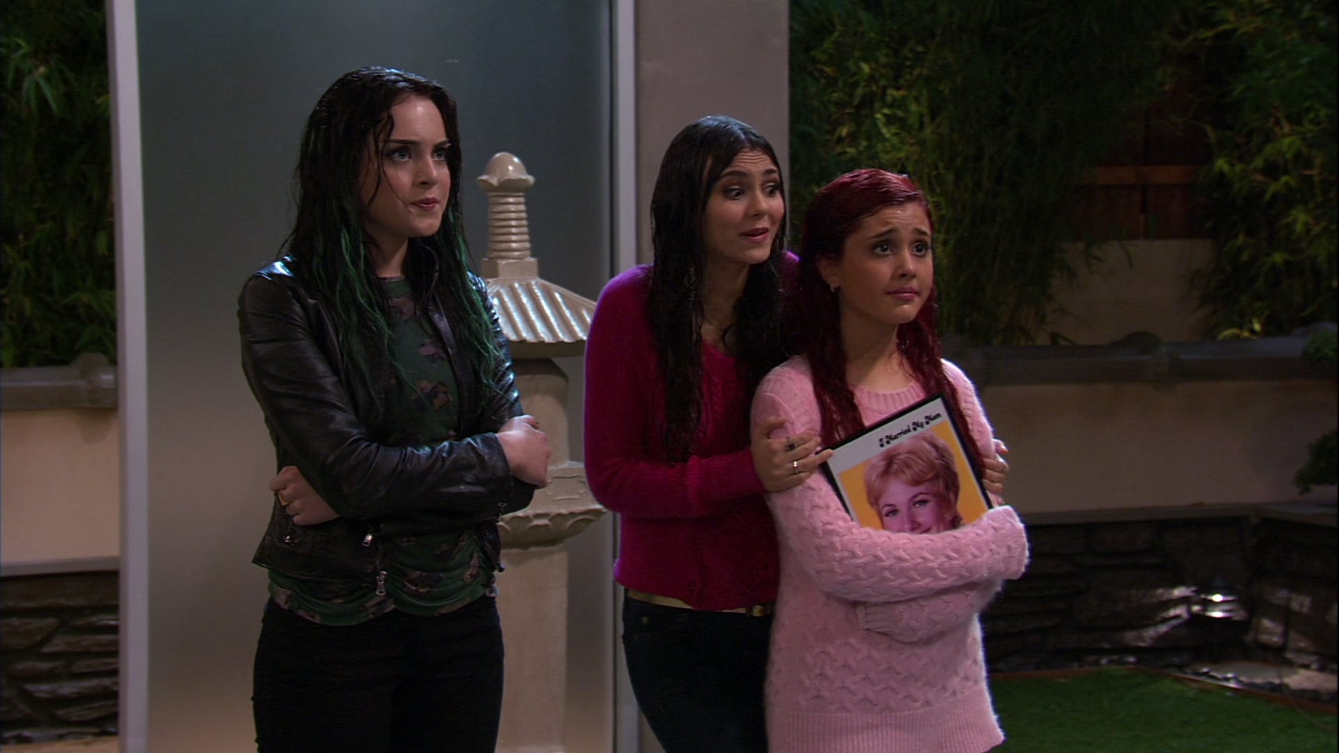 Victorious_S03E05_CarRain_Fire_VJBR_2766.jpg