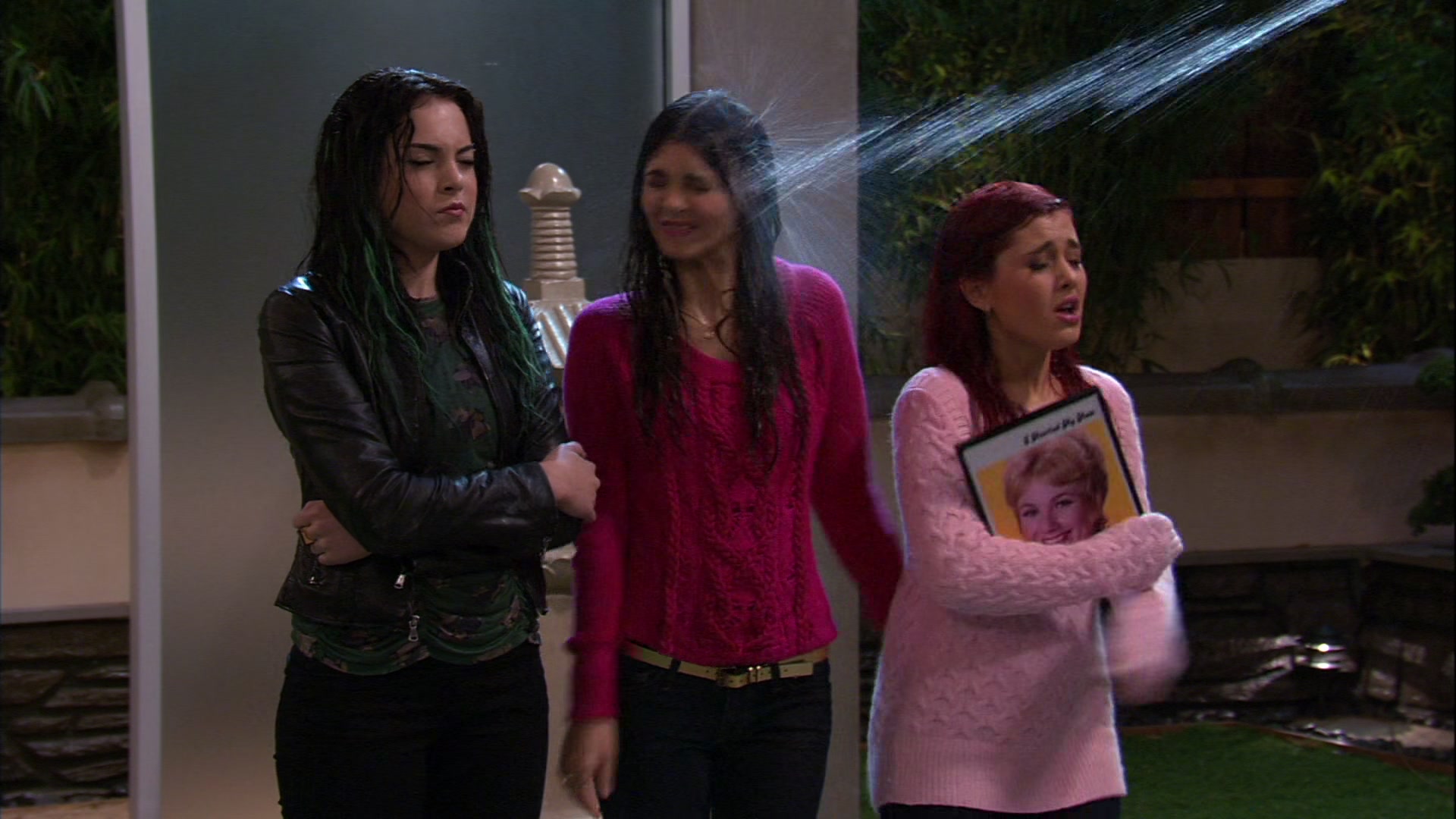 Victorious_S03E05_CarRain_Fire_VJBR_2782.jpg