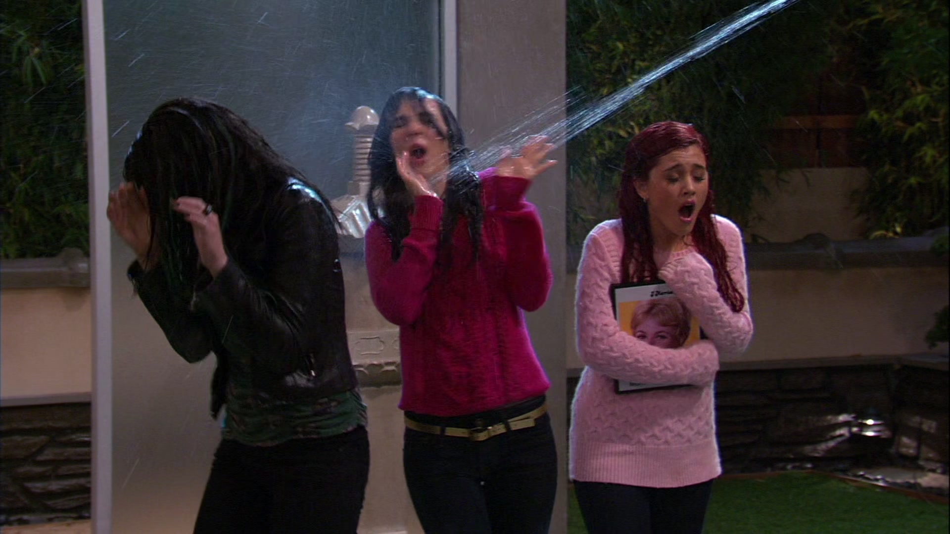 Victorious_S03E05_CarRain_Fire_VJBR_2785.jpg