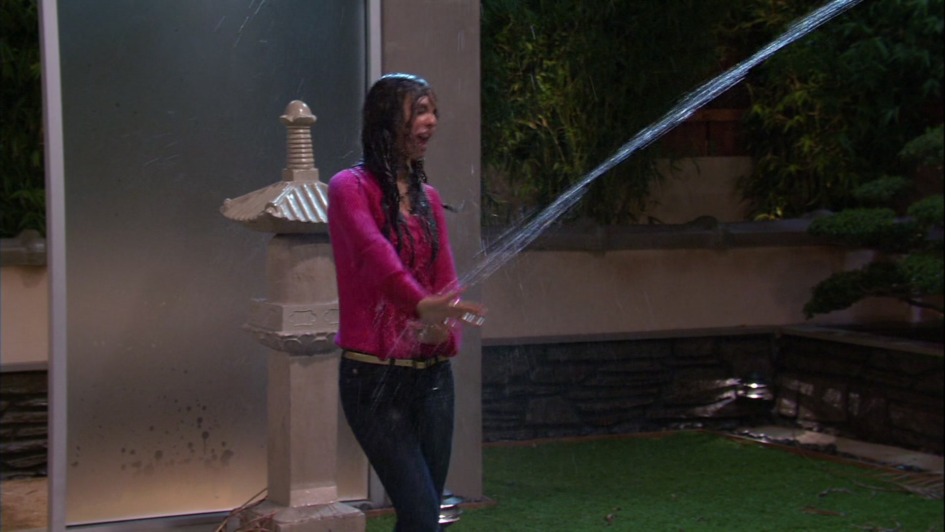 Victorious_S03E05_CarRain_Fire_VJBR_2800.jpg