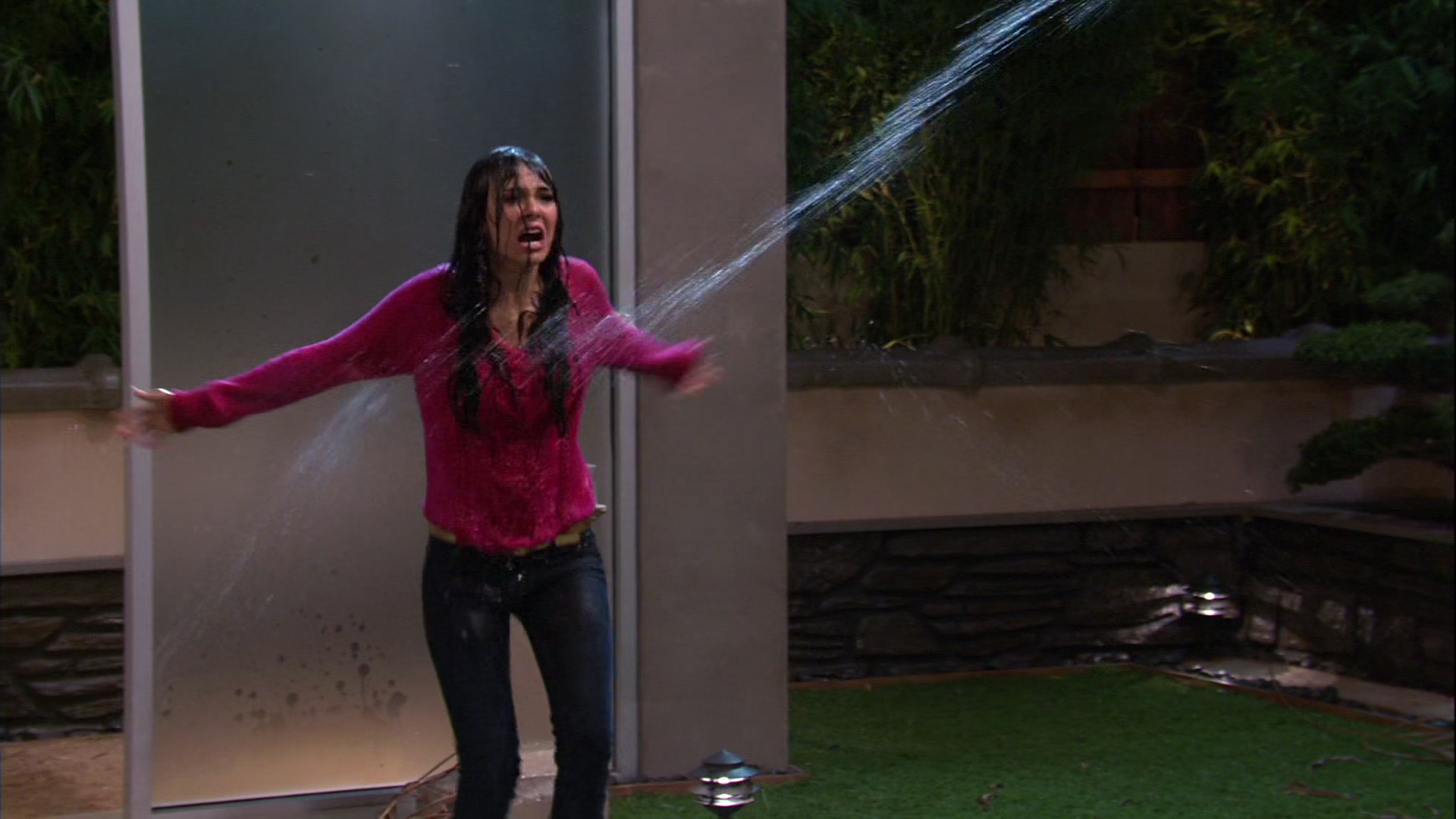 Victorious_S03E05_CarRain_Fire_VJBR_2805.jpg