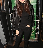 victoria-justice-backstage-at-kinky-boots-musical-31918-2.jpg