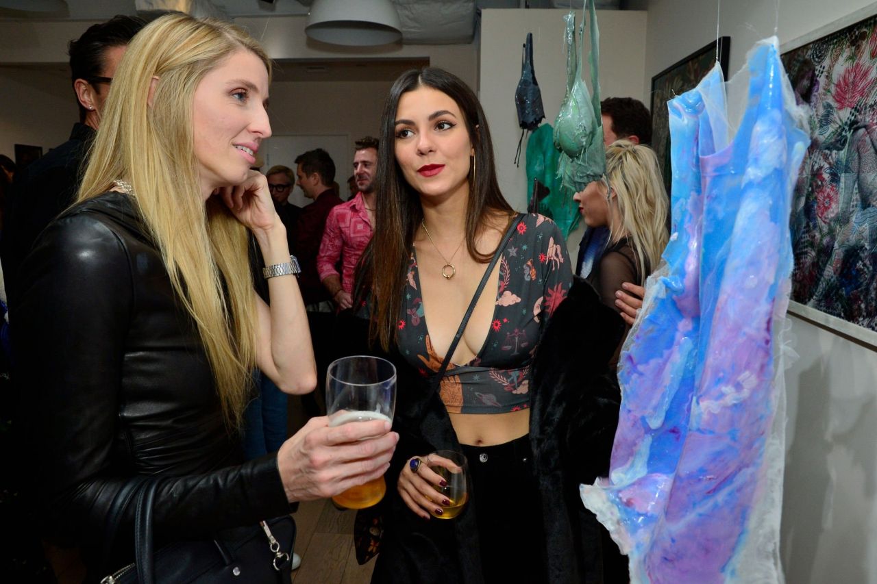 victoria-justice-eden-s-exile-art-exhibit-in-la-11-04-2022-3.jpg