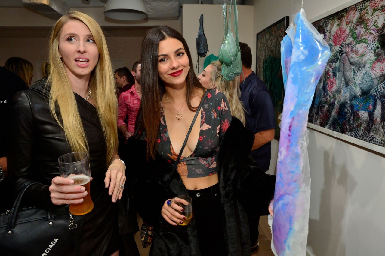 victoria-justice-eden-s-exile-art-exhibit-in-la-11-04-2022-4.jpg