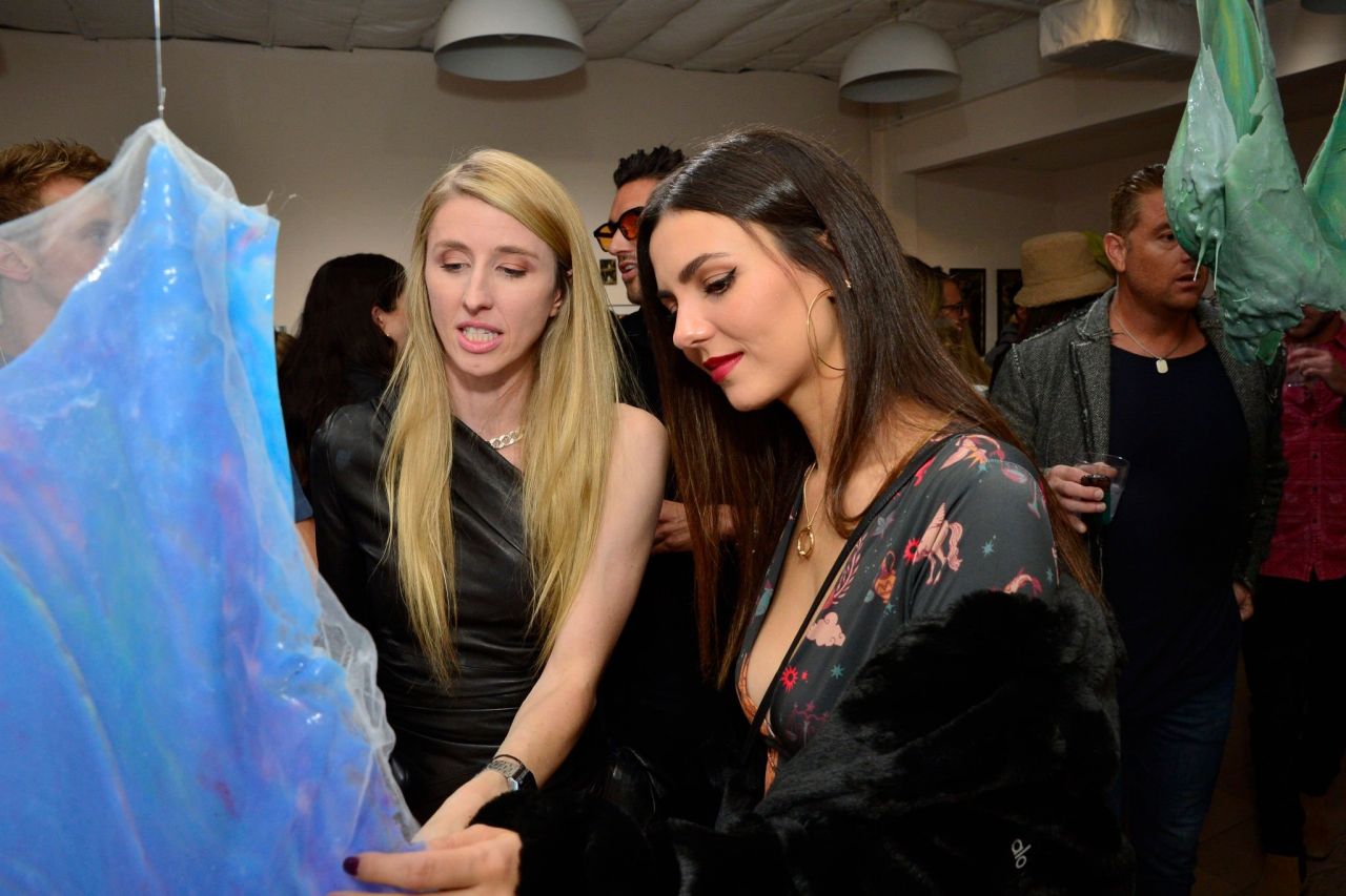 victoria-justice-eden-s-exile-art-exhibit-in-la-11-04-2022-5.jpg